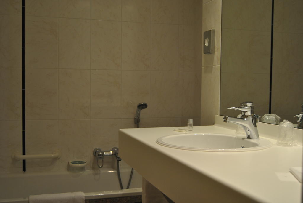 Greenpark Hotel Sint-Pieters-Leeuw Zimmer foto